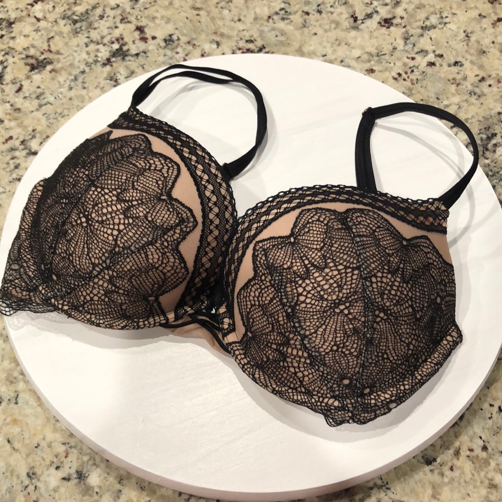 Victoria's Secret. Push-up bra. 34D. Black and beige.